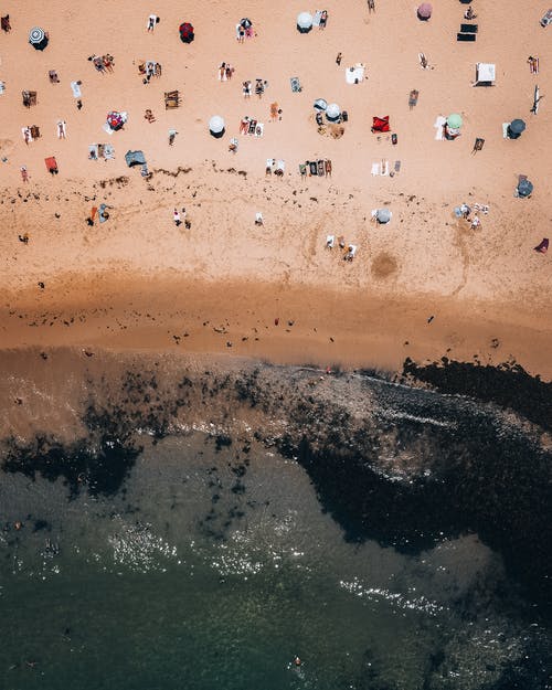 人们在海边的沙滩上休息 · 免费素材图片