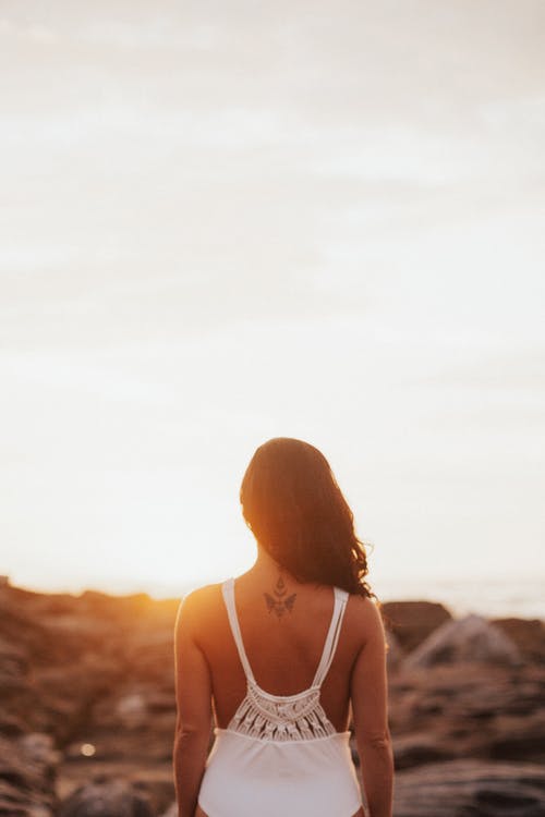 女人站着面对日出 · 免费素材图片