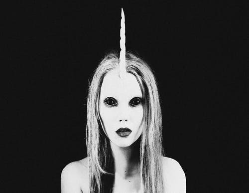 裸照女人的灰度照片 · 免费素材图片