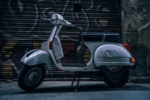 灰色小型摩托车 · 免费素材图片