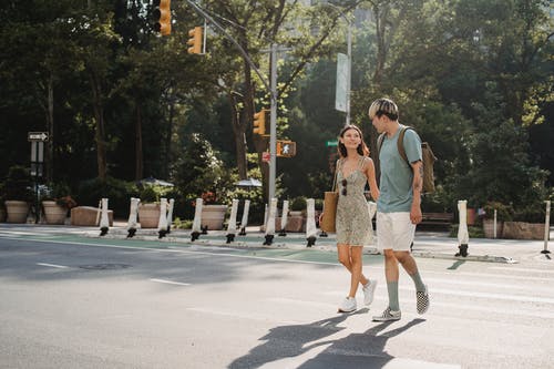 有男朋友的快乐的妇女横穿路 · 免费素材图片