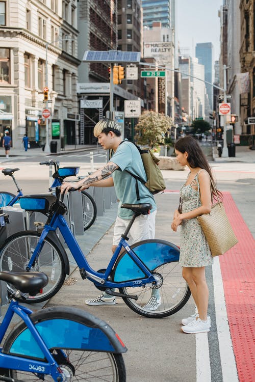 多种族的赶时髦的人骑自行车骑 · 免费素材图片