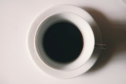 白色陶瓷杯中的黑色液体 · 免费素材图片