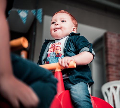 婴儿穿着深蓝色牛仔外套 · 免费素材图片