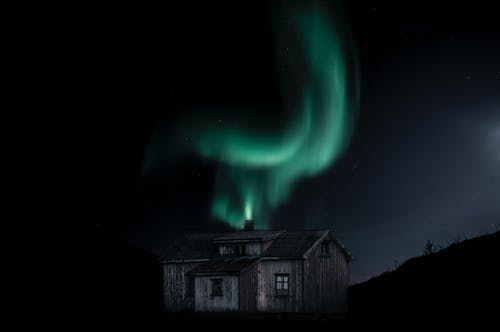 夜间的棕色木房子 · 免费素材图片