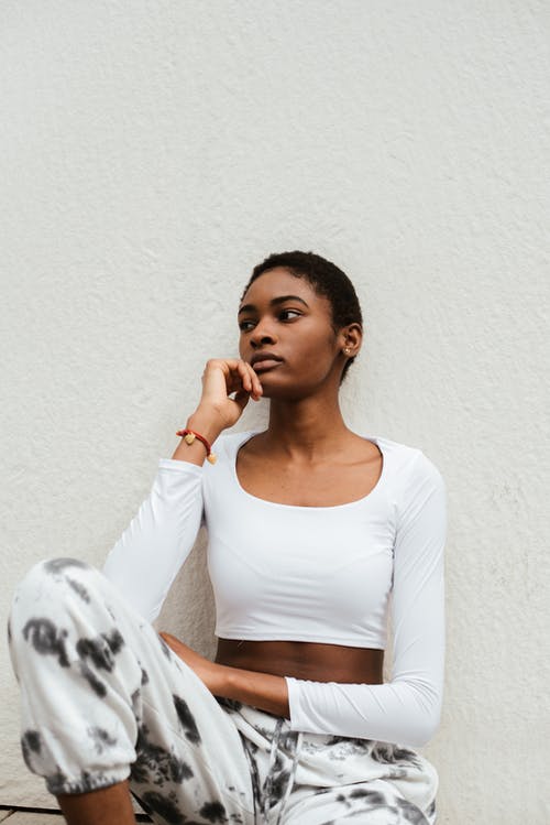 时尚的黑女人，靠在墙上 · 免费素材图片