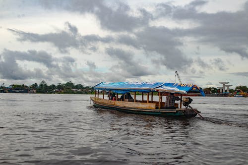 小船在亚马逊河上的照片 · 免费素材图片