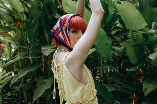 站立与胳膊的神秘妇女在热带森林里举 · 免费素材图片