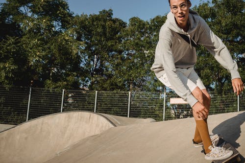 滑板公园的沥青坡道上嬉戏的年轻男子 · 免费素材图片