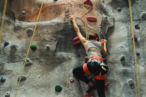 练习期间无法识别的登山者登高人造岩石 · 免费素材图片