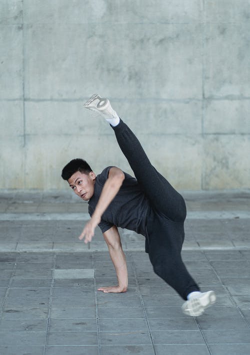 灵活的亚洲人在人行道上霹雳舞 · 免费素材图片