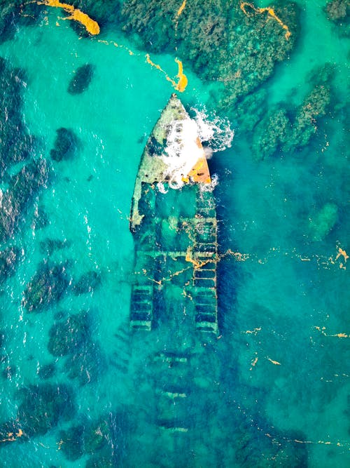 一艘沉船在水面上的鸟瞰图 · 免费素材图片