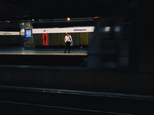 男子站在地铁站台 · 免费素材图片