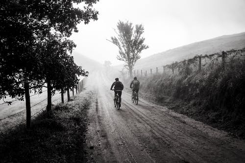 两人骑自行车的灰度摄影 · 免费素材图片