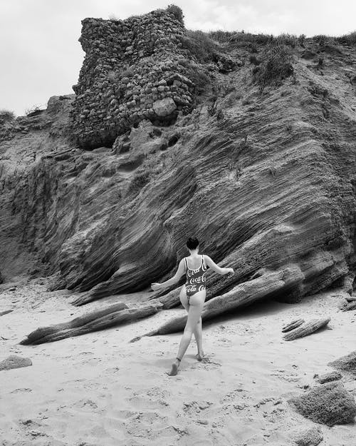 比基尼在沙滩上行走的女人 · 免费素材图片