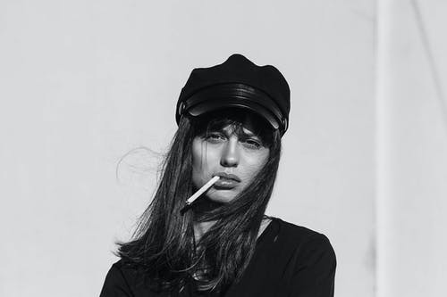吸烟时穿黑色上衣的女人 · 免费素材图片