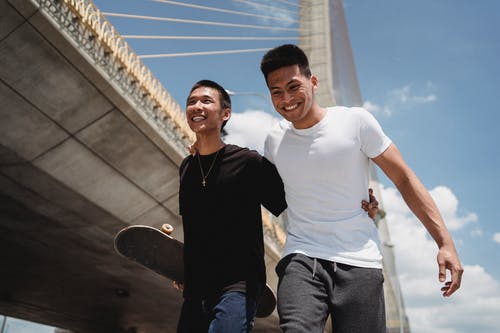 满足在城市街道上漫步的民族朋友 · 免费素材图片