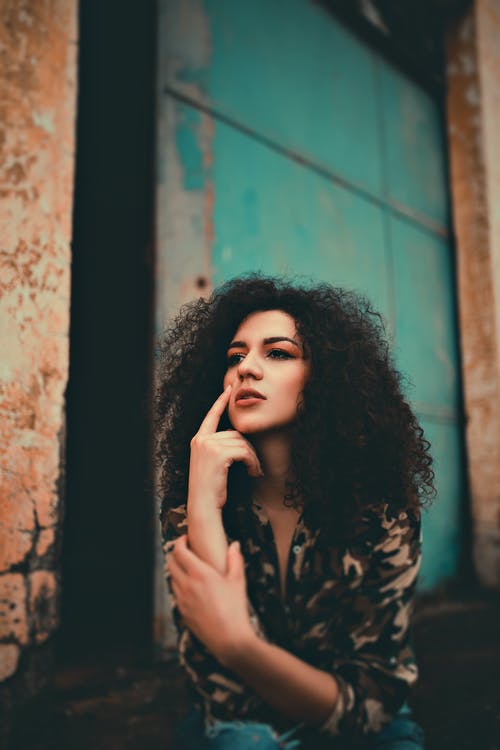 女人穿着迷彩上衣 · 免费素材图片