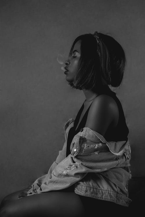 坐在女人的灰度摄影 · 免费素材图片