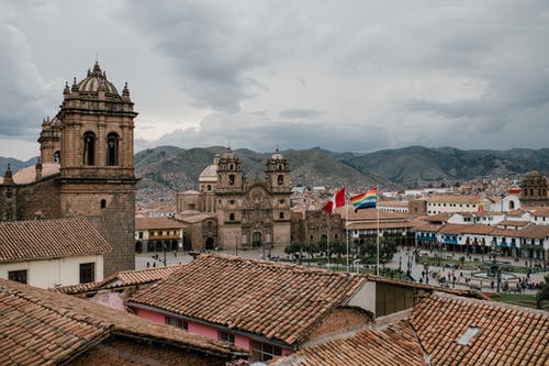 在秘鲁库斯科的中世纪教堂和带有旧瓦屋顶的房屋的城市景观 · 免费素材图片