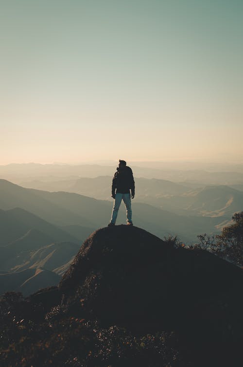 男子站在山上的照片 · 免费素材图片