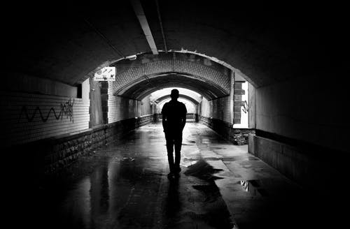 一个男人在隧道中的剪影照片 · 免费素材图片