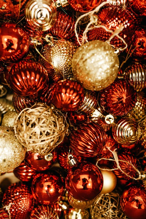 浅焦点照片的红色和金色圣诞球 · 免费素材图片
