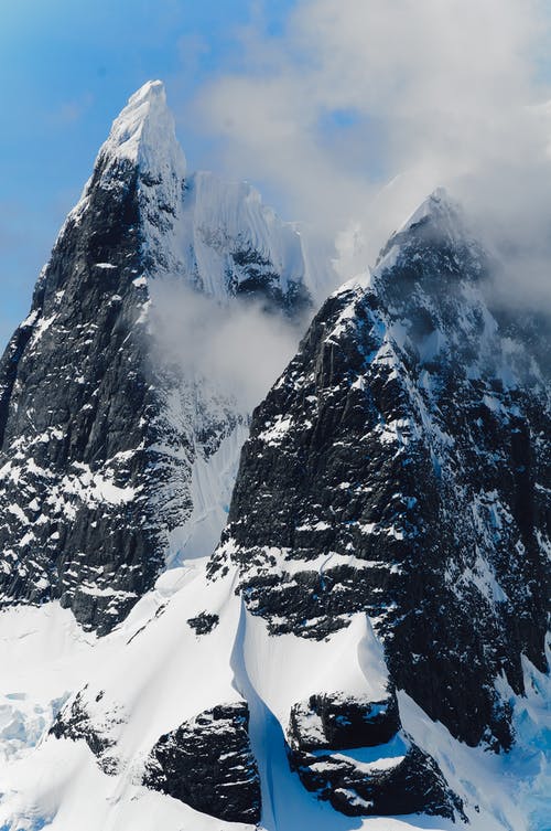 黑雪覆盖的山 · 免费素材图片