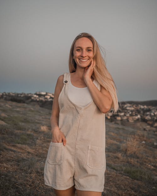 有关休闲装, 垂直拍摄, 女人的免费素材图片