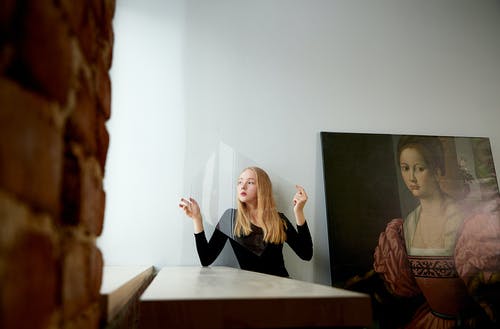 女人拿着玻璃的照片 · 免费素材图片