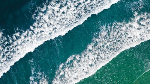 海浪的高角度照片 · 免费素材图片