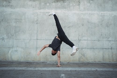 坚强的人，在城市的人行道上霹雳舞 · 免费素材图片