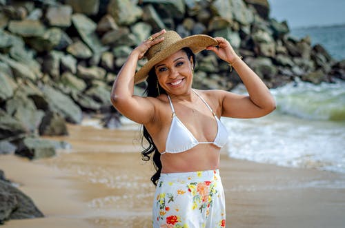 有关太阳帽, 女人, 微笑的免费素材图片