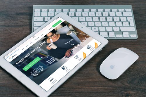 白色ipad旁边的apple Magic Mouse鼠标 · 免费素材图片