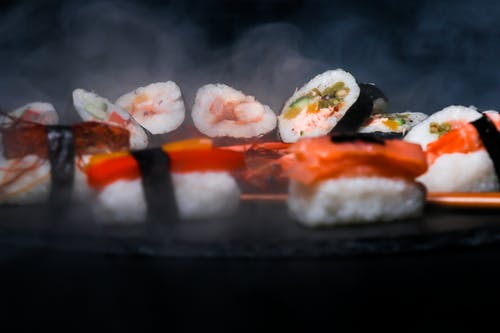黑色圆板上的寿司 · 免费素材图片