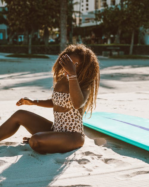 有关休闲时间, 坐, 卷发的免费素材图片