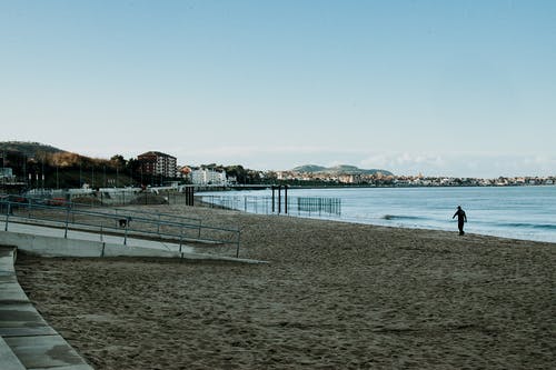 沙滩上散步的人 · 免费素材图片