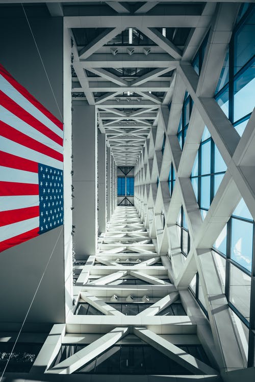 美国的国旗挂在建筑物上 · 免费素材图片