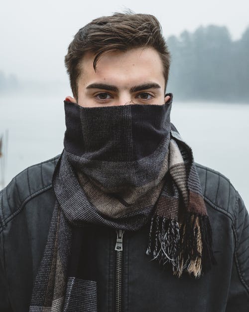 男人戴围巾的照片 · 免费素材图片