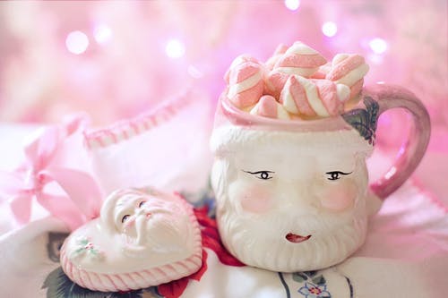 白色和粉红色的圣诞老人杯 · 免费素材图片
