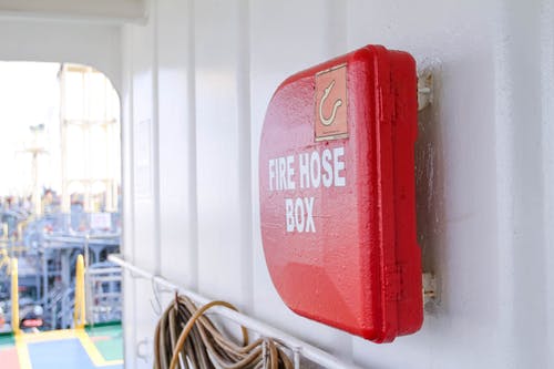 重点照片上的红色消防水带箱 · 免费素材图片