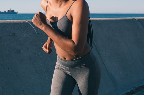 灰色运动服慢跑的女人 · 免费素材图片