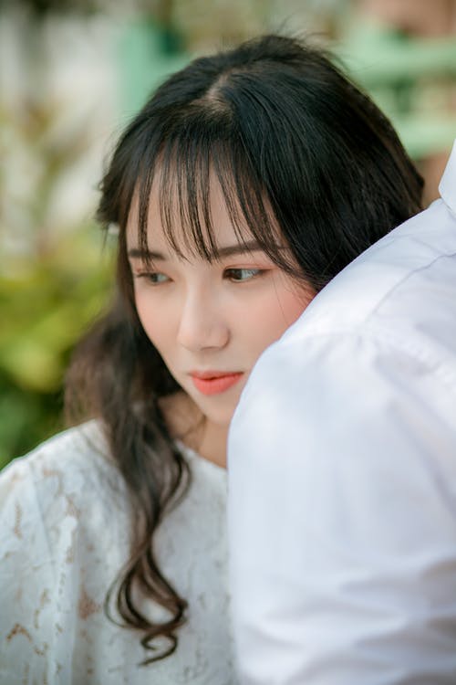 女人穿着白色上衣的照片 · 免费素材图片