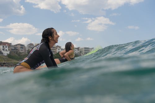 妇女骑冲浪板的照片 · 免费素材图片