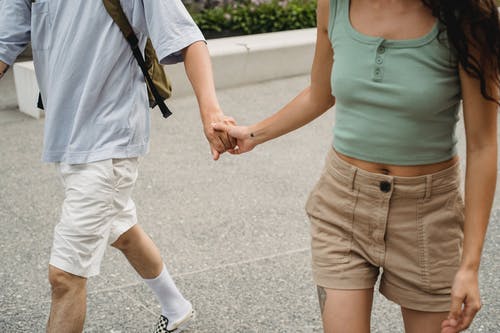 作物夫妇走在路上 · 免费素材图片