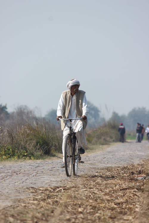 白色长袖骑自行车的人 · 免费素材图片