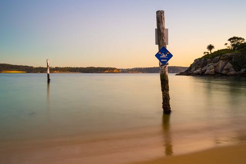 贴在木桩上的标牌 · 免费素材图片