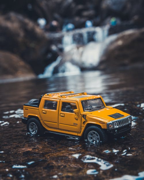 河上的黄色悍马suv比例模型 · 免费素材图片