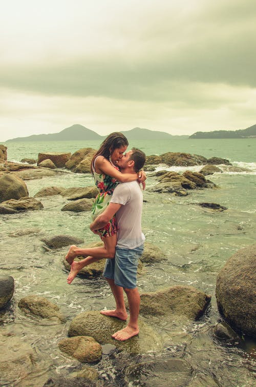 白色t恤携带女人的男人 · 免费素材图片