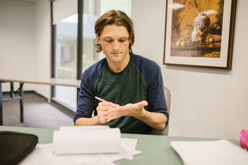 有关人, 作弊, 作弊码的免费素材图片